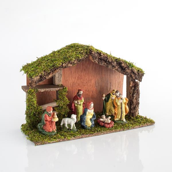 WOODEN STABLE WITH 7 PORCELAIN FIGURES WOODEN STABLE WITH 7 PORCELAIN FIGURES