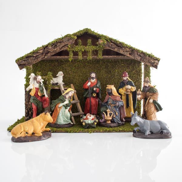 WOODEN STABLE WITH 9 PORCELAIN FIGURES